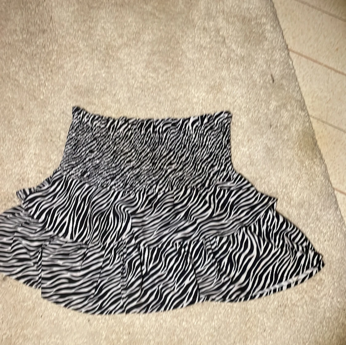 En zebra randig kjol