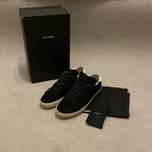 Saint Laurent skor - Säljer dessa feta saint Laurent skor i modellen SL/06, dom är i grymt skick och box, dustbag och extra snören ingår! / hör av dig vid frågor