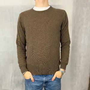 Riktigt skön Kashmir tröja i storlek M. Sitter ganska slim fit, riktigt nice. Modellen är 185. Väldigt fint skick.