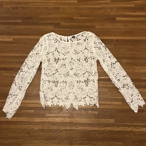 Vit Spets topp  - Super snygg vit spets topp, helt oanvänd där av superfint skick. Storlek 36 men passar mig som har xs/s. Pris går att diskutera 