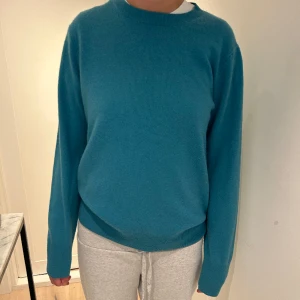 Grön cashmere tröja - Grön cashmere tröja från uniqlo, köpt för 1300kr 100% cashmere, använd kanske 3 gånger och har inga defekter, pris kan diskuteras vid snabb affär❣️