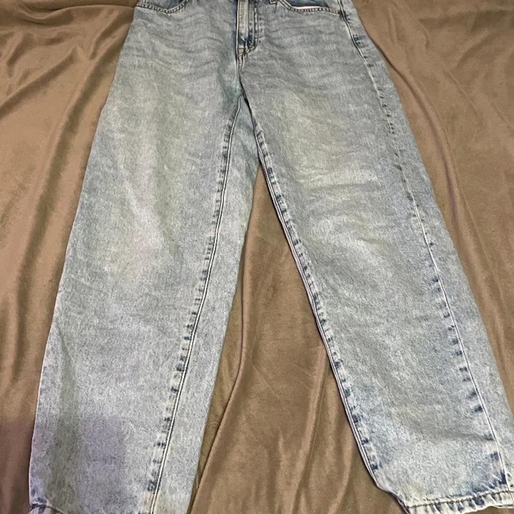Jätte fina ljusblåa mom jeans från lindex! Superrrr bekväma! Säljer för 200kr . Jeans & Byxor.