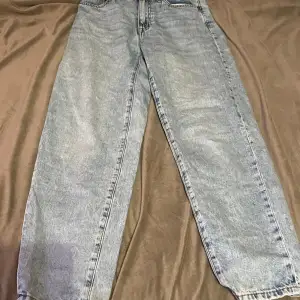 Jätte fina ljusblåa mom jeans från lindex! Superrrr bekväma! Säljer för 200kr 