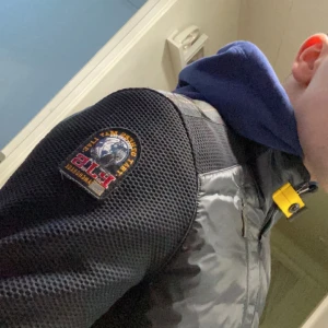 Pjs Vårjacka - Säljer min Pjs Jacka, väldigt bra skick 9/10 och inga skador. Köpt 2022 för 3999kr från CareofCarl, förekommer en låda, gavel och även andra tillbehör med jackan. Säljs pga att jag har köpt en ny jacka. storlek s