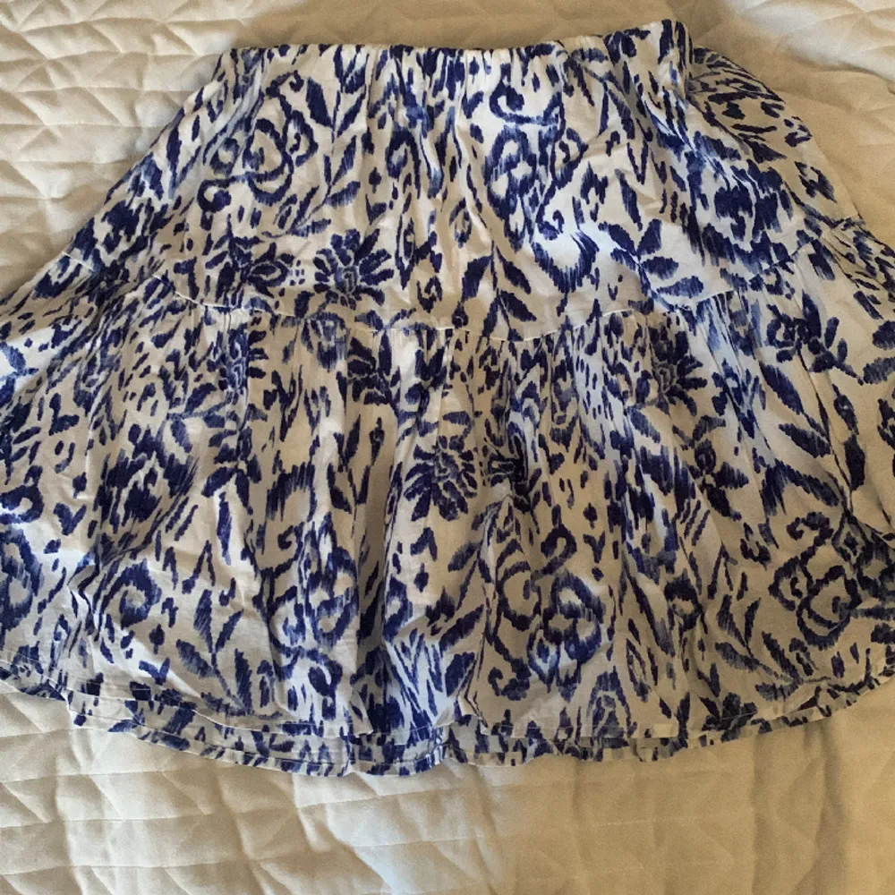 En fin kjol från Gina, storlek s💗 Bra skick då jag använt den 2 ggr och köpte förra året, inga defekter 💕. Kjolar.