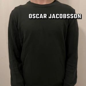 Oscar Jacobsson Valter-rundhalsad - Stilren tröja från Oscar Jacobsson! Fint material, storlek XS men sitter som S, inga defekter. Kontakta om ni har frågor!