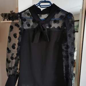 I wore it once. The blouse is new!!! Measurements Ckest 47×2 Length 60cm Sleeves 58cm 