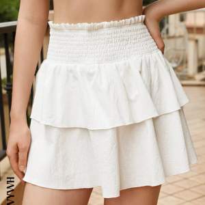Super fin vit kjol till sommaren. Säljer pga för stor för mig. Använd 2 gånger och inget som syns på den. Skulle beskriva materialet som linne material🤍