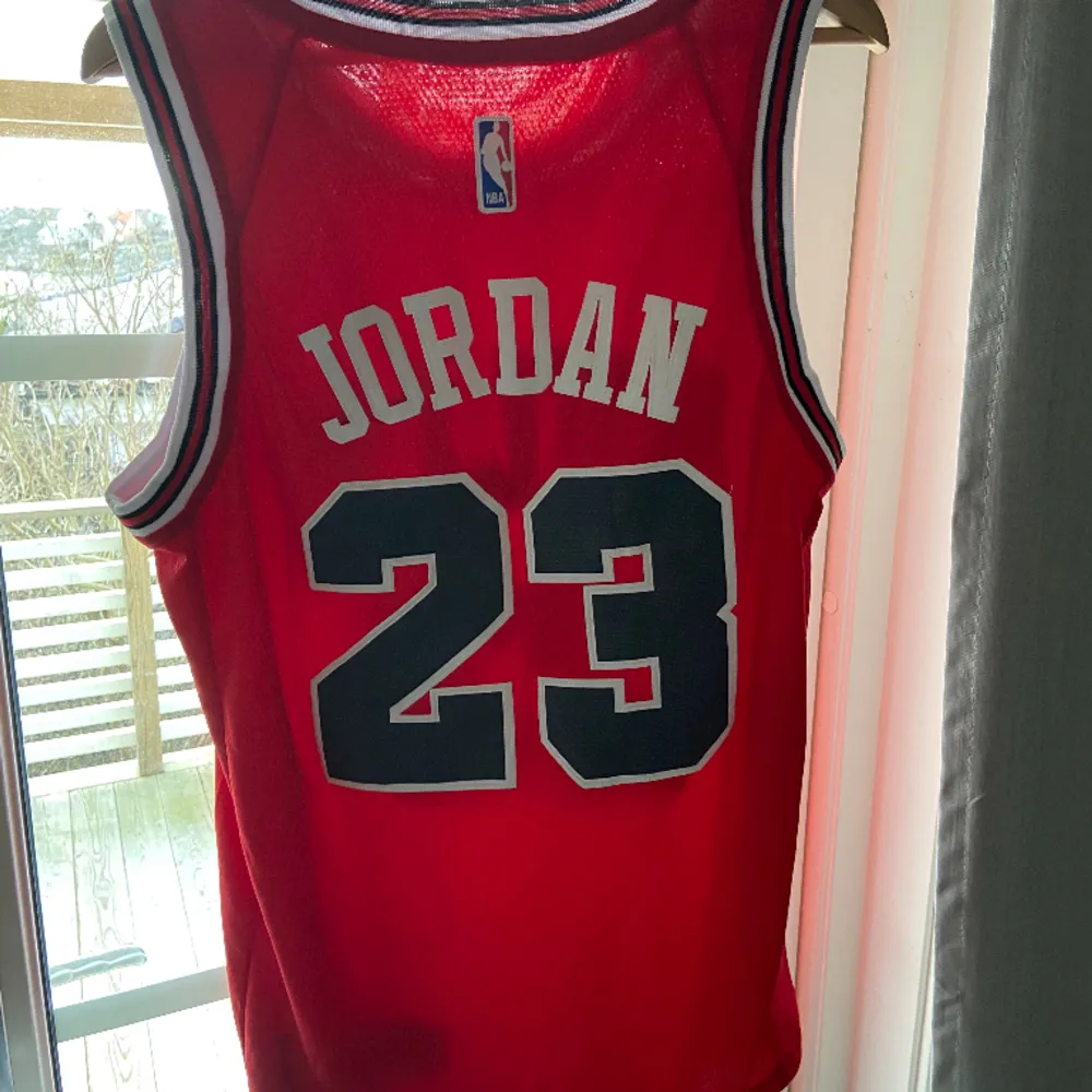 En NBA jersey Michael Jordan köpt för 899kr. . T-shirts.