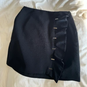 Festlig kjol - Kjol från zara med detaljer framtill och dragkedja bak. Använd ett fåtal gånger. I storlek XS.