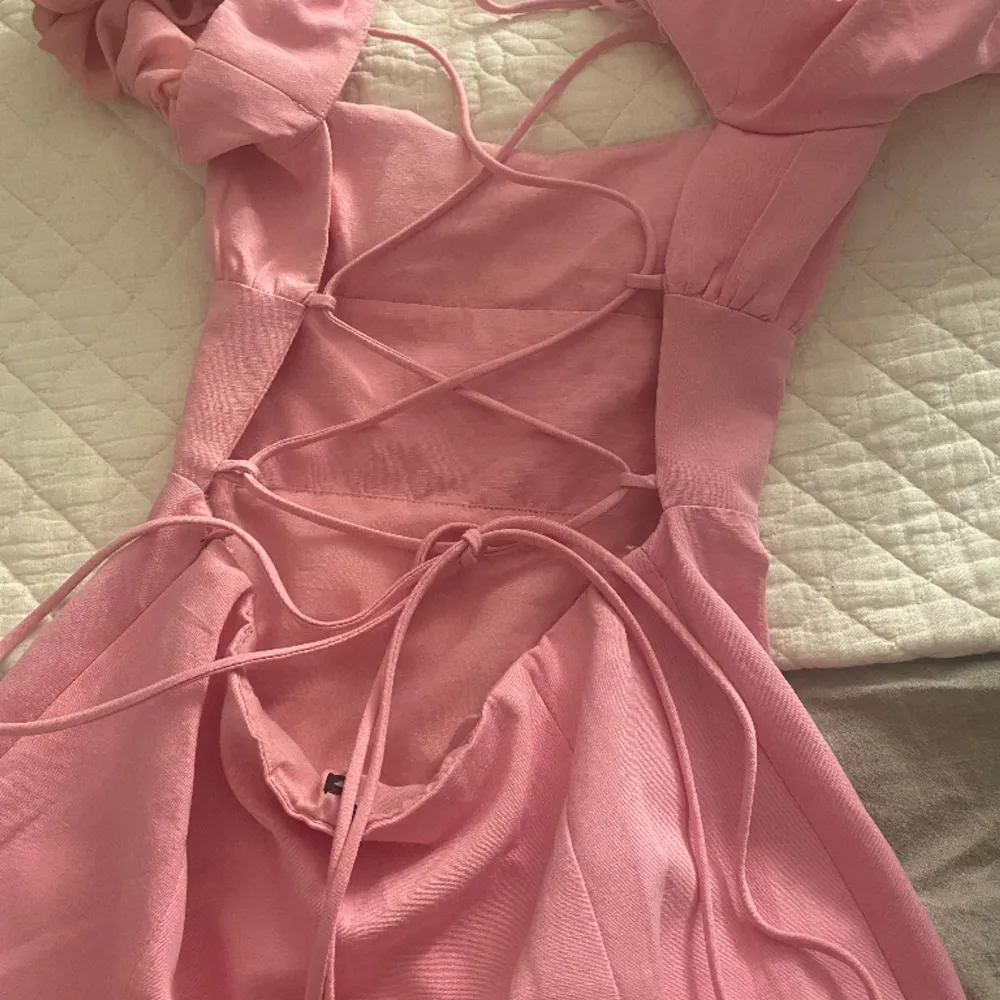 Drömmig rosa sommar klänning från zara i storlek S/Xs, slutsåld överallt och har en jättefin snörning i ryggen ( bild 3). Kommer ej till användning pga att den är för liten för mig💞(OBS de två första bilderna är ej mina) . Klänningar.