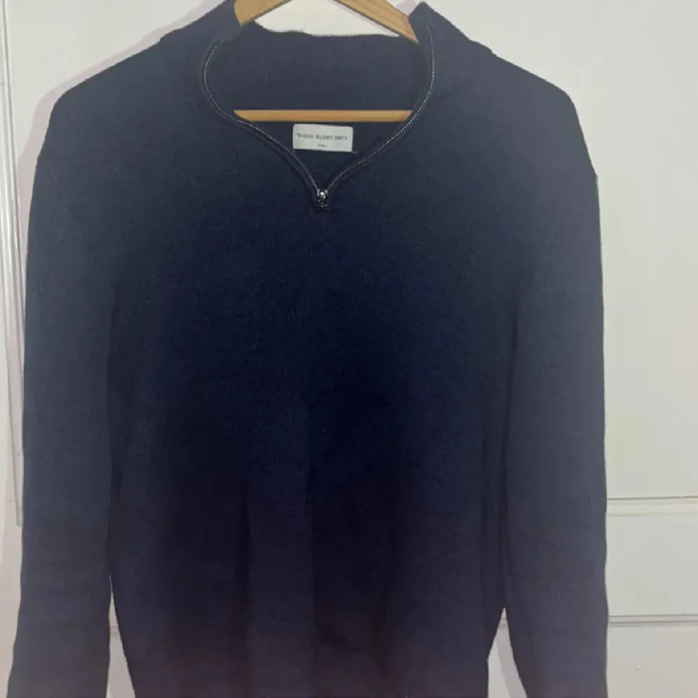 Nypris: 1100  Volt tröja som passar perfekt över skjortor och sitter ganska slim. Fint sydd och hög kvalitet. Skick 9/10. Tröjor & Koftor.