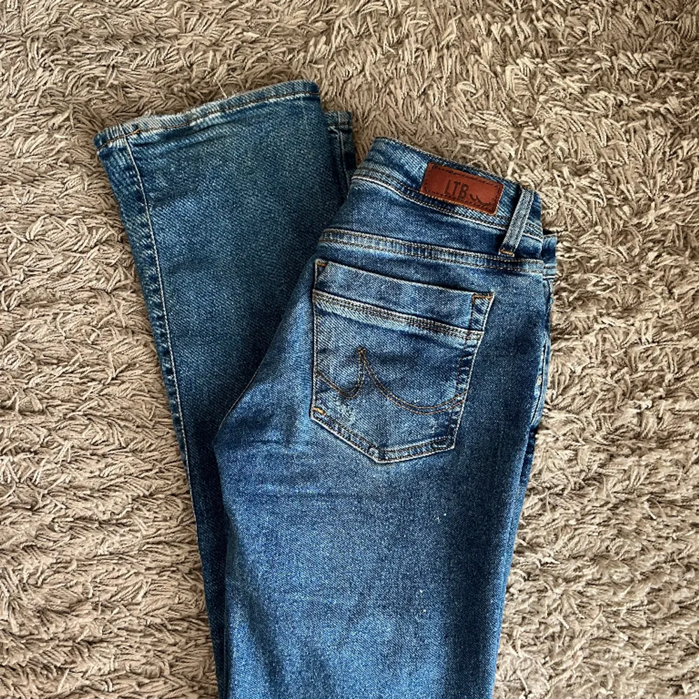 💕Jeansen finns kvar💕 Super snygga och trendiga low och bootcut ltb jeans😻inga defekter förutom lite nertrampade, men något som man inte alls märker! Kontakta ifall frågor🫶🏽. Jeans & Byxor.