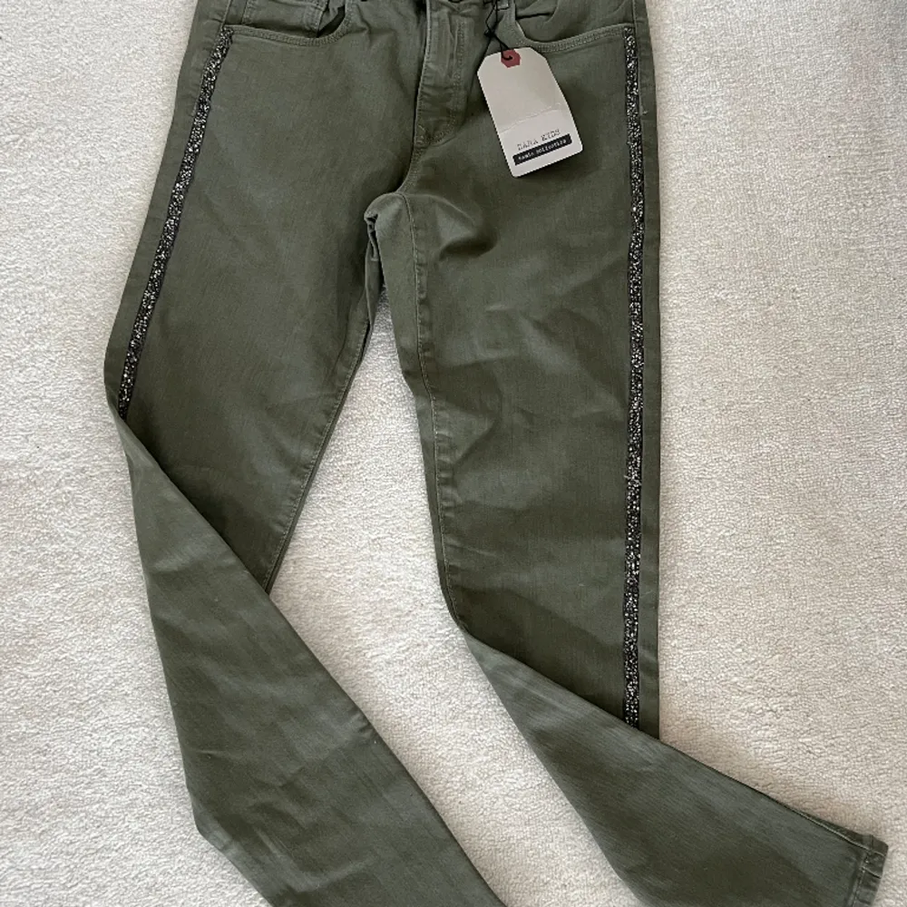 Gröna jeans / kids storlek, aldrig använda med etiketten fortfarande på.  Original pris 189kr. Sälj för 149kr  Storlek: 11/12 152cm  . Jeans & Byxor.