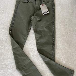 Gröna jeans / kids storlek, aldrig använda med etiketten fortfarande på.  Original pris 189kr. Sälj för 149kr  Storlek: 11/12 152cm  