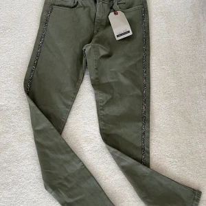 Gröna Jeans / kids  - Gröna jeans / kids storlek, aldrig använda med etiketten fortfarande på.  Original pris 189kr. Sälj för 149kr  Storlek: 11/12 152cm  