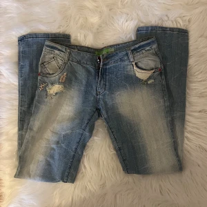 vintage jeans - säljer dessa snygga lågmidjade bootcut jeansen som tyvärr är för små för mig! storlek L men känns mer som S/M💘  midja: 42cm höft: 51cm benlängd utsidan: 105cm benlängd insidan: 85cm