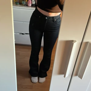 Bootcutjeans  - Använda en gång från carlings, sitter som en smäck!  Jag är ca 160! 