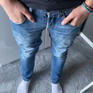 Dondup George - Tja, säljer dessa feta dondups till ett rimligt pris. Köpta för ungefär 3000kr sälj för endast 999kr! Skick 9/10! Strl 32 men mer som 31/30! Hör av er om ni har några frågor elr funderingar!