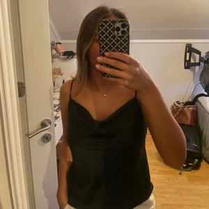 Silkes linne  - Jätte fint linne i silkes material, inte använd är i nyskick 💕 köpt för ungefär 290 kr. Pris kan alltid diskuteras ☺️ 