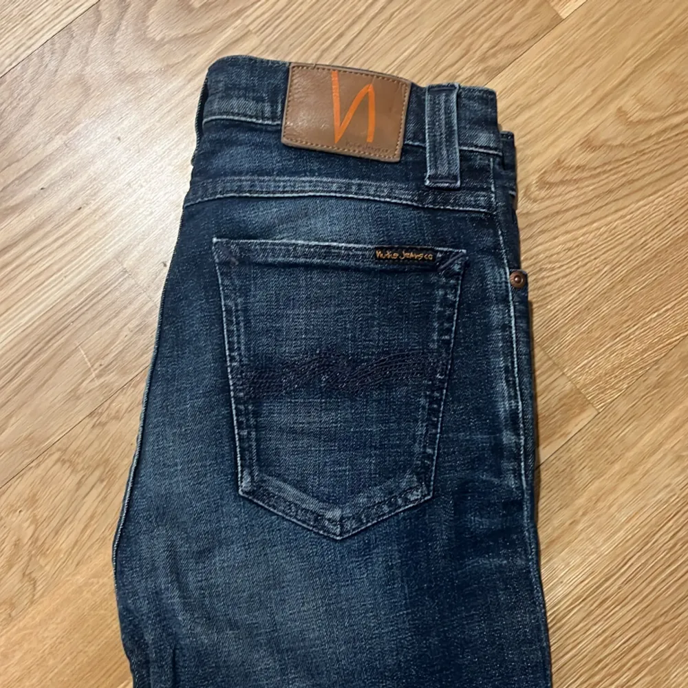 Säljer dessa feta Nudie jeans Storleken är 29-32 men sitter lite smått i storleken . Jeans & Byxor.