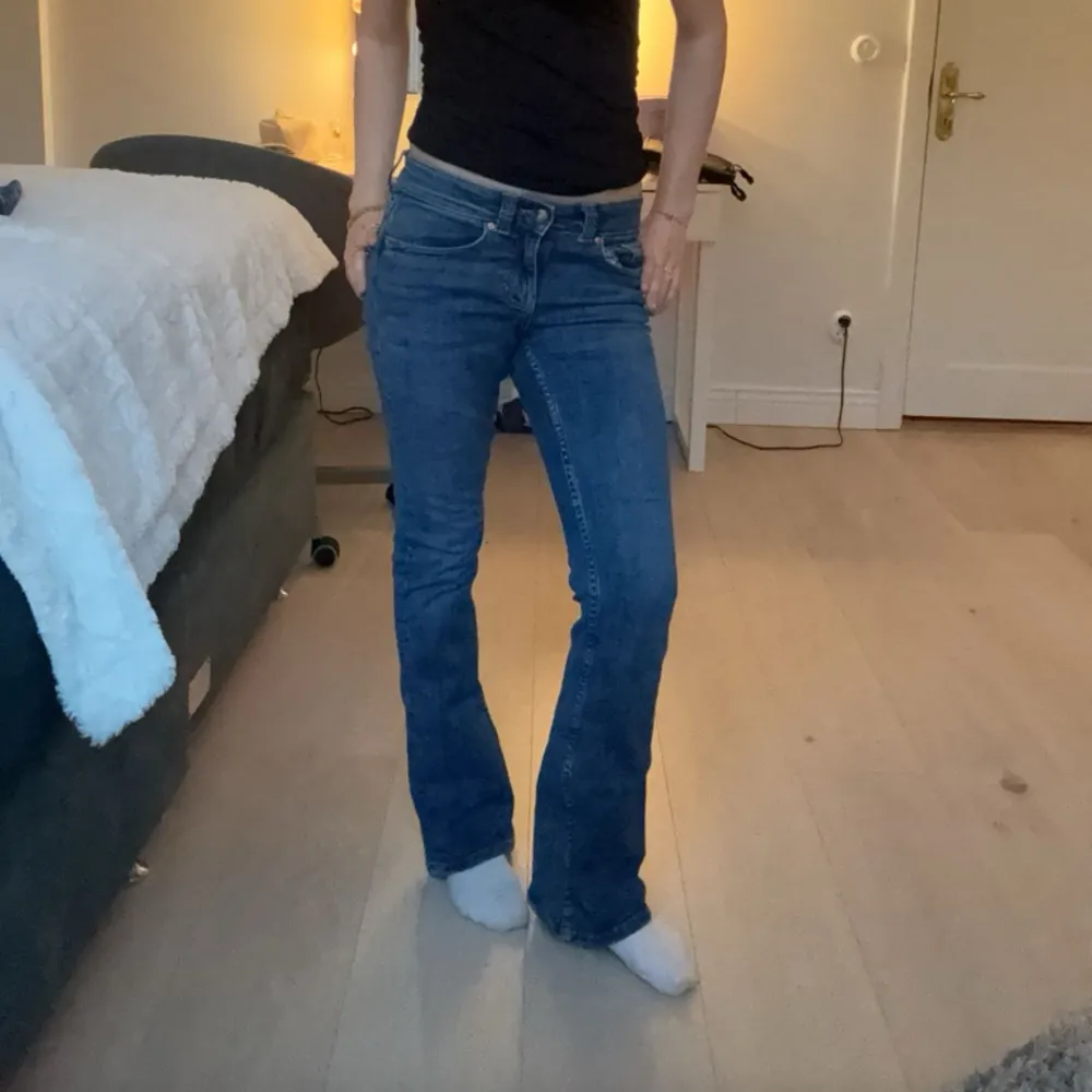 Ett par jättefina blåa bootcut jeans med fickor. Jeansen är köpta på Gina med ett totalt pris på 600 kr. Jeansen är använda ett par fåtal gånger och är anledningen till varför jag säljer de💕💕. Jeans & Byxor.