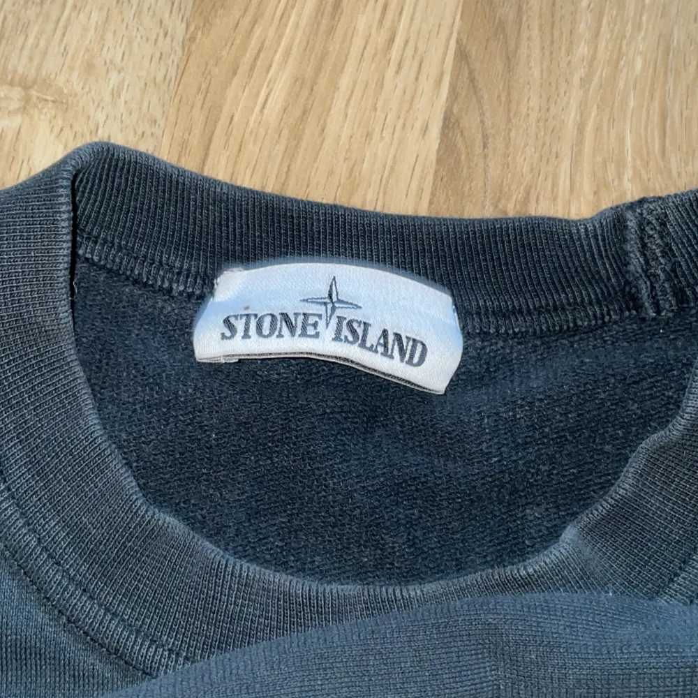 Tjena, en stone island tröja i storlek S för för den som vill se fräsch ut till våren! Tröjan ör i befintligt skick! Skriv kring funderingar.. Tröjor & Koftor.