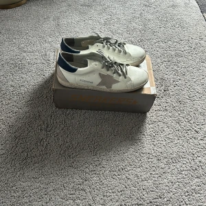 Golden goose - Ett par sjukt feta golden goose i storlek 44 men sitter som 43 de har blivit för små för mig så därför jag säljer, skicket är 9 av 10 och jag bara box. Tveka inte på att kontakta mig vid funderingar eller frågor pris kan diskuteras 