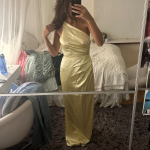 Ljusgul Balklänning - Säljer min superfina klänning från Bubbelroom x Nicole Falciani. Använd 1 gång och perfekt till balklänning nu i sommar!! Är 169 lång.