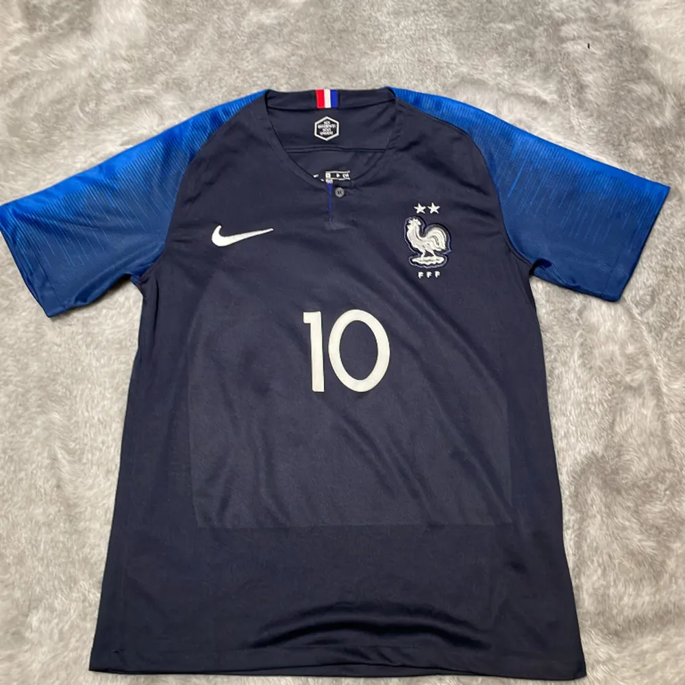 Fotbollströja från när Frankrike vann VM 2018. Mbappe 10 på ryggen.. T-shirts.