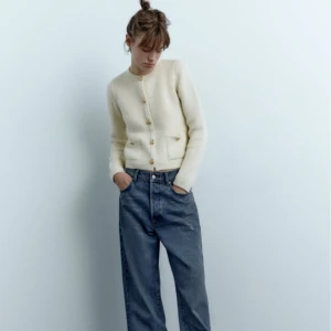 Tröja från Zara - Säljer denna snygga tröjan från Zara då den inte kommer till användning!! Använd en gång🩷 Skriv för egna bilder!! Köpt för 399kr!