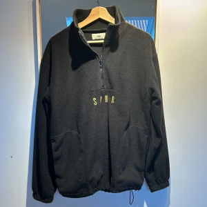 Fleece Halfzip tröja - Riktigt skön och snygg fleecetröja från SOUR  Skick: 9/10 Storlek: M