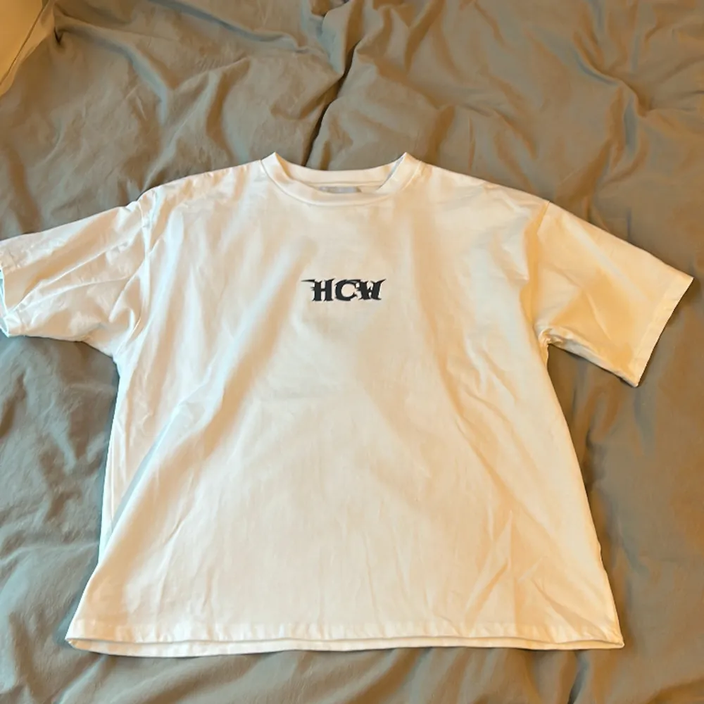 Perfekt condition, tyvärr lite kort skulle kunna passa upp till någon med storlek M om man gillar croppade tshirts. . T-shirts.