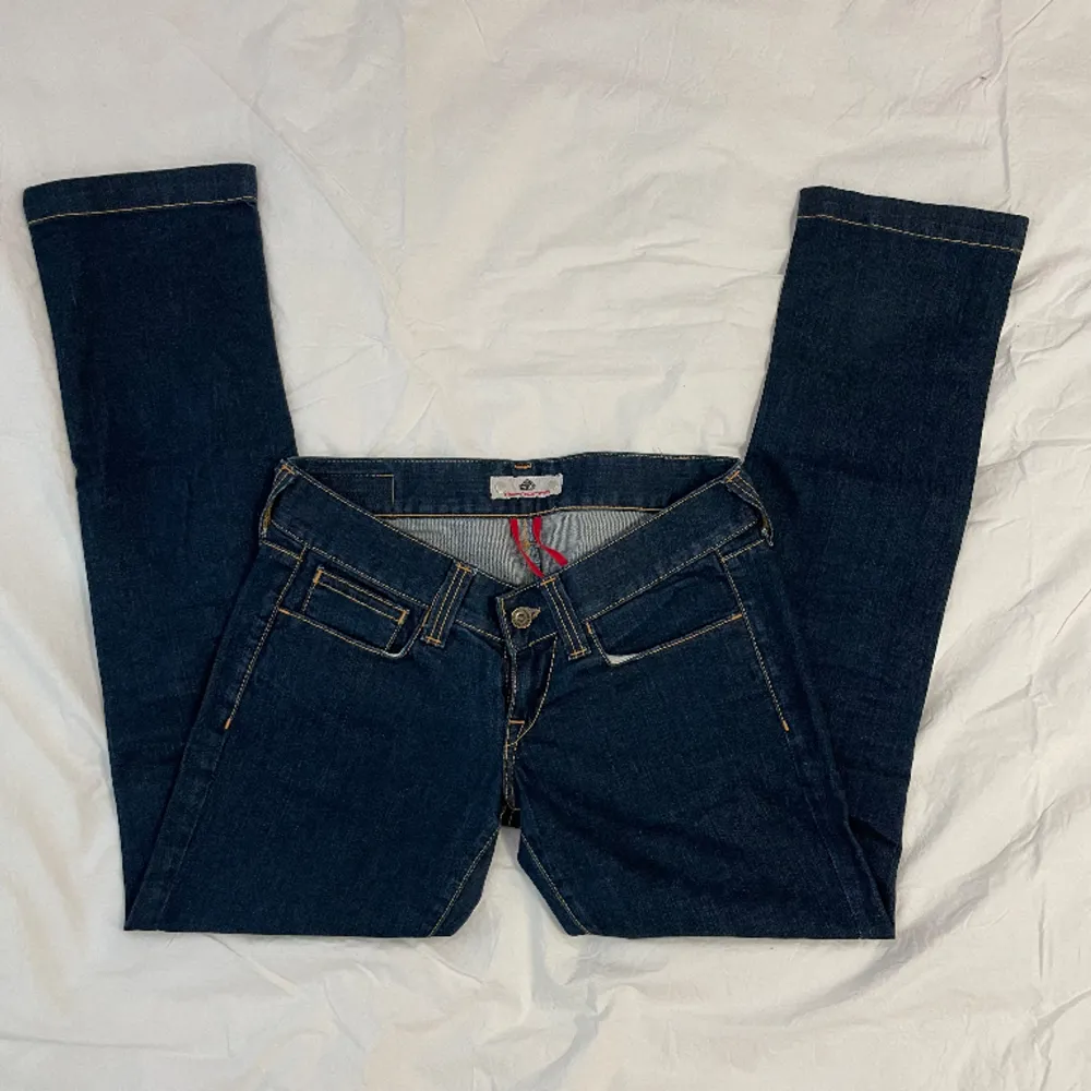 Lågmidjade slim/raka jeans med coola fickor från märket ”Fornarina”. Köpta second hand (vintage) men mycket bra skick 💕  Midja: 40 cm (rakt över) Innerben: 77 cm. Jeans & Byxor.