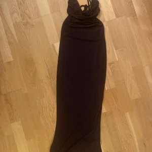 Brun lång klänning med knytband - Så snygg brun lång klänning med knytband i ryggen och draperad urringning fram. Storlek S.