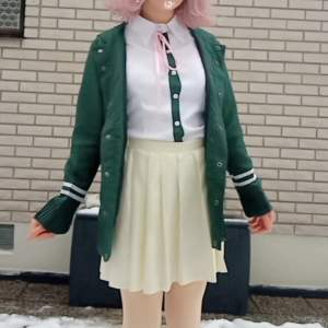 Shirt, coat, skirt, bow, green thigh highs, wig and hair clip included! Wig is styled, I can remove the accessories and restyle it if you want me to tho!