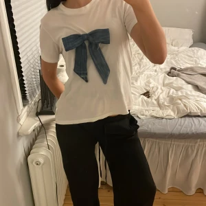 Rosett topp - Säljer denna snygga tröja med en jeans rosett på. 