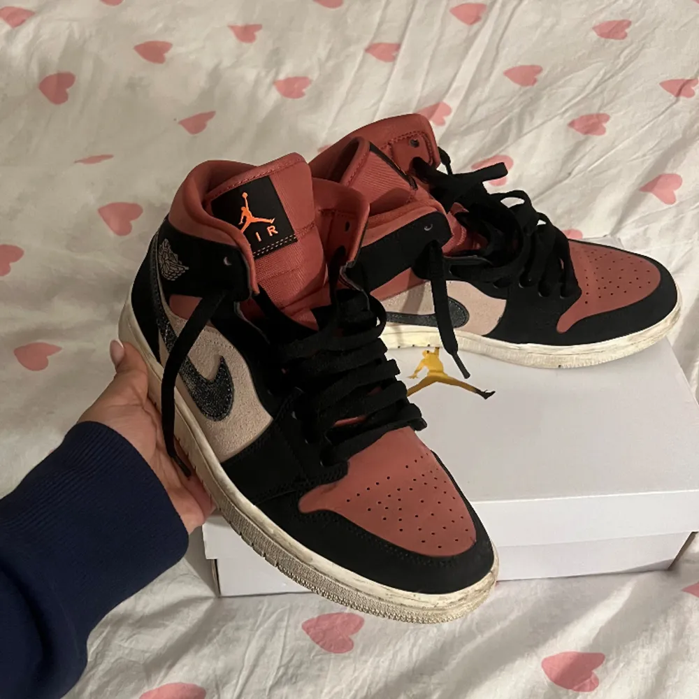 Säljer dessa Jordan 1 mid ”canyon rust” i st 39 använda några gånger men i bra skick🩷🩷 nypris: 2200kr ; pris kan diskuteras . Skor.