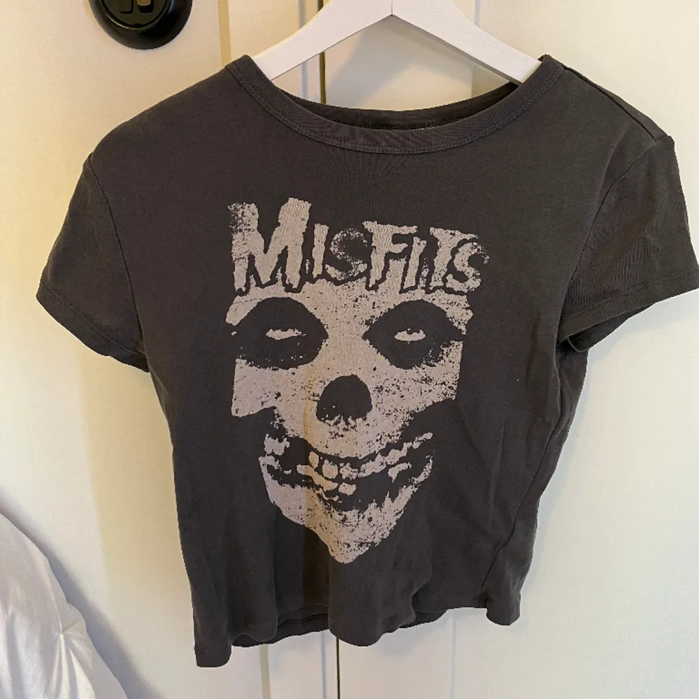 En misfits top från h&m i storlek S.  Har använts några gånger och är i bra skick 🌷🩷. Toppar.