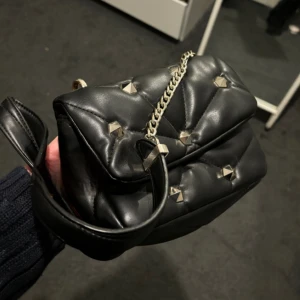 Axelväska - Väska från zara i väldigt fint skick då den knappt är använd, säljer pga det att den inte kommer till användning för mig 