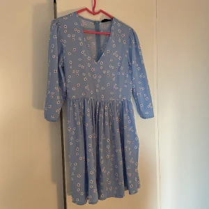 Sommarklänning - Superfin sommarklänning! Den slutar precis över låren, lite kortare (jag är 166cm). Dragkedja i mitten. Aldrig använd, säljer pga för liten på mig