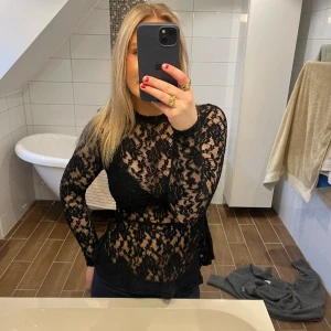 Spetstopp - Säljer min ursnygga spetstopp från hm perfekt till finare tillfällen och kröktopp!💕