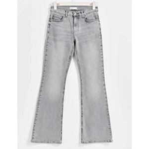 Jeans Gina Tricot Petite - Säljer dessa jeansen som kommer från Gina tricot, köpa för 499kr och använda två ggr. Till för de som är runt 160 eller kortare!