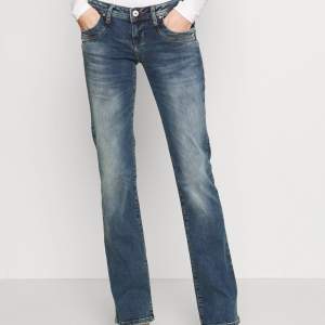 Skit snygga ltb jeans i strl w27 L30. Knappt använda så de är i väldigt bra skick. Är även öppen för byte mot en mindre storlek. 