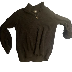 half zip - en tvär fet half zip från hm. storlek s, inga hål eller skador på tröjan. sitter perfekt med en lite slimmad passform på tröjan