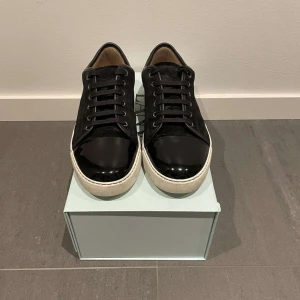 Lanvins - Sälder nu dessa lanvins i fint skick. Box och dustbag ingår vid köp. Skriv vid frågor och funderingar