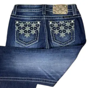 Miss Me jeans i modellen ”signature/boot” midjemåttet rakt över är 38cm. Ytterbenet 107cm och innerbenet 87cm. Jeansen är som nya. Kontakta vid intresse!