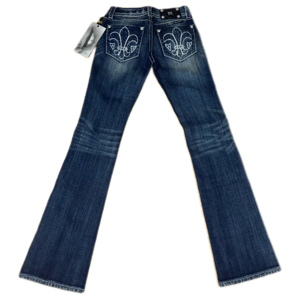 Miss Me jeans i modellen ”JP5157B/boot” midjemåttet rakt över är 36,5cm. Ytterbenet 105cm och innerbenet 86cm. Jeansen är som nya med taggarna kvar på. Kontakta vid intresse!. Jeans & Byxor.