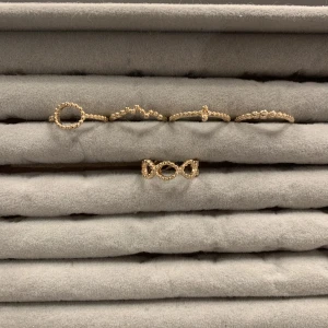 Fina ringar - Aldrig oanvända och vet inte vart den är ifrån. Säljs som set, inte separat!  📏Mått: 15-16 mm.  Skriv vid frågor!🩷