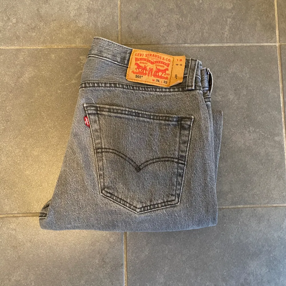 Säljer ett par Levi’s 501 jeans i W32/L32 i 7/10 skick! Säljer p.ga av att de inte passar mig längre. Tveka inte på att höra av dig vid eventuella frågor! . Jeans & Byxor.